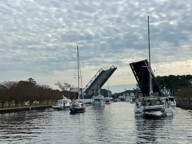 Crowd of boats pushing their way past the Great Bridge Bridge toward the Great Bridge Lock 